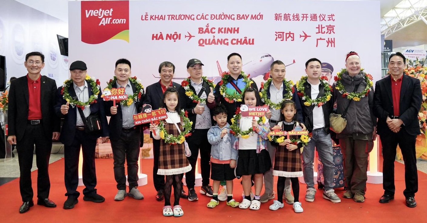 Vietjet’s_leaders_present_flowers_to_passengers_during_the_launch