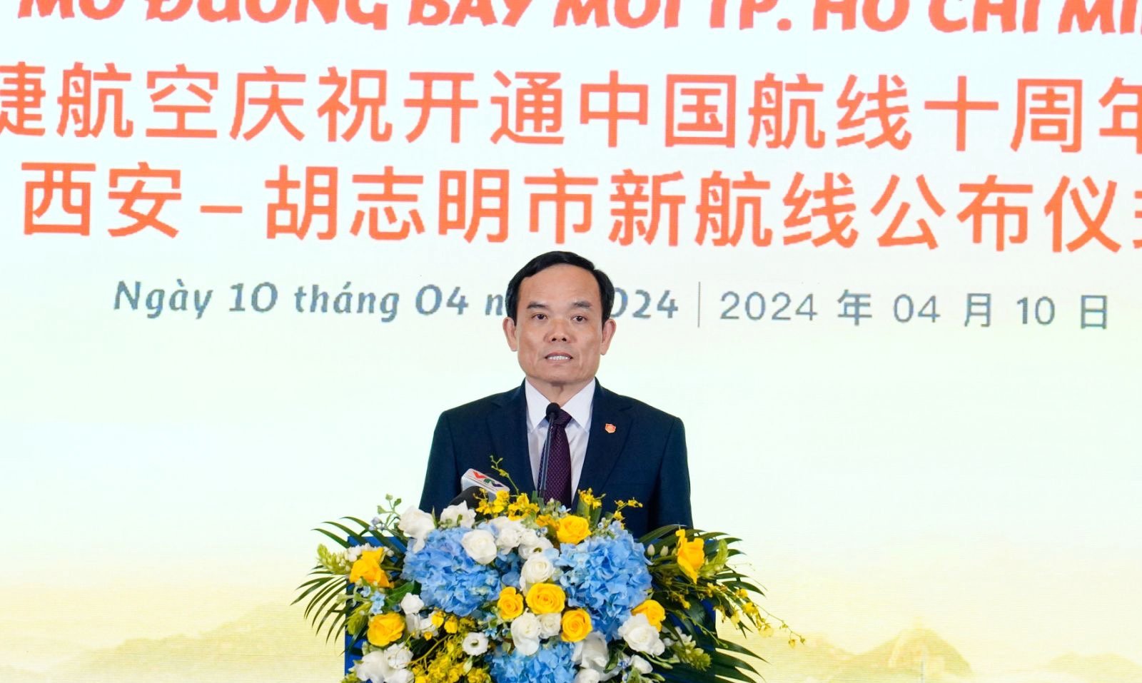 Vietnam_Deputy_Prime_Minister_Tran_Luu_Quang_congratulates_Vietjet’s