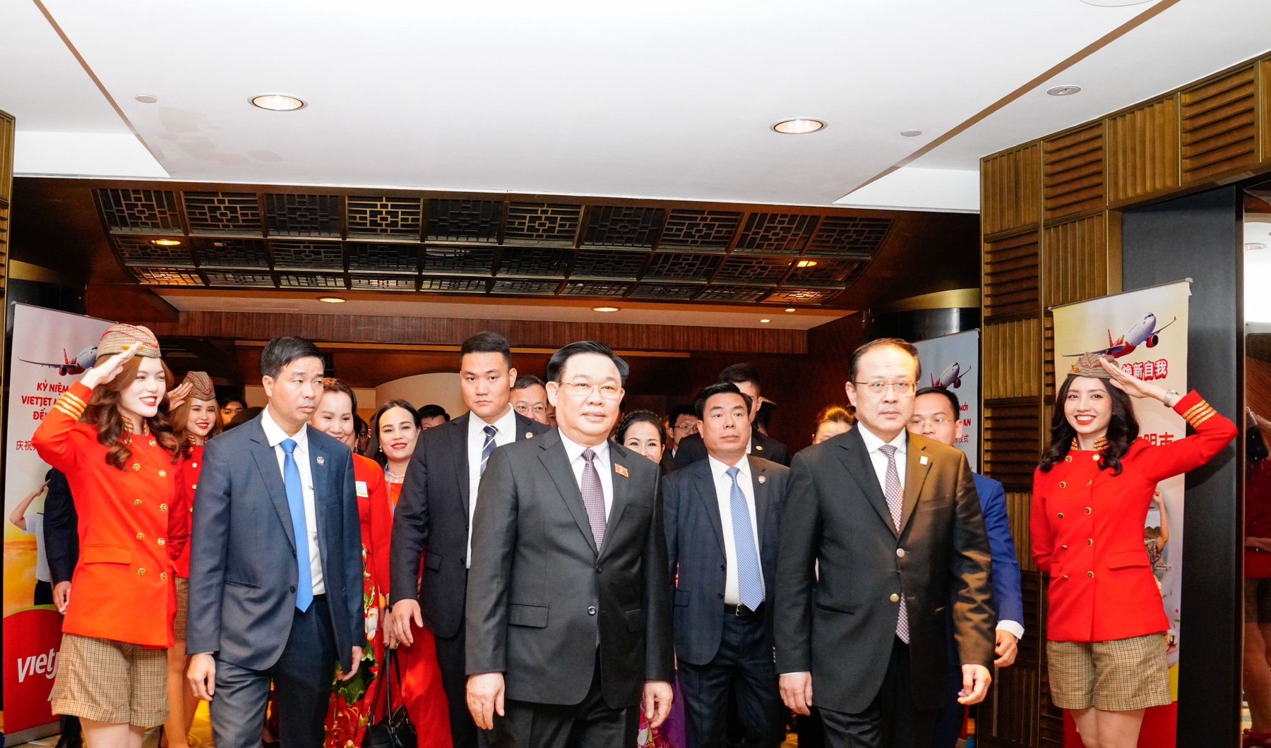 Vietnam_National_Assembly_Chairman_Vuong_Dinh_Hue_middle_and_high