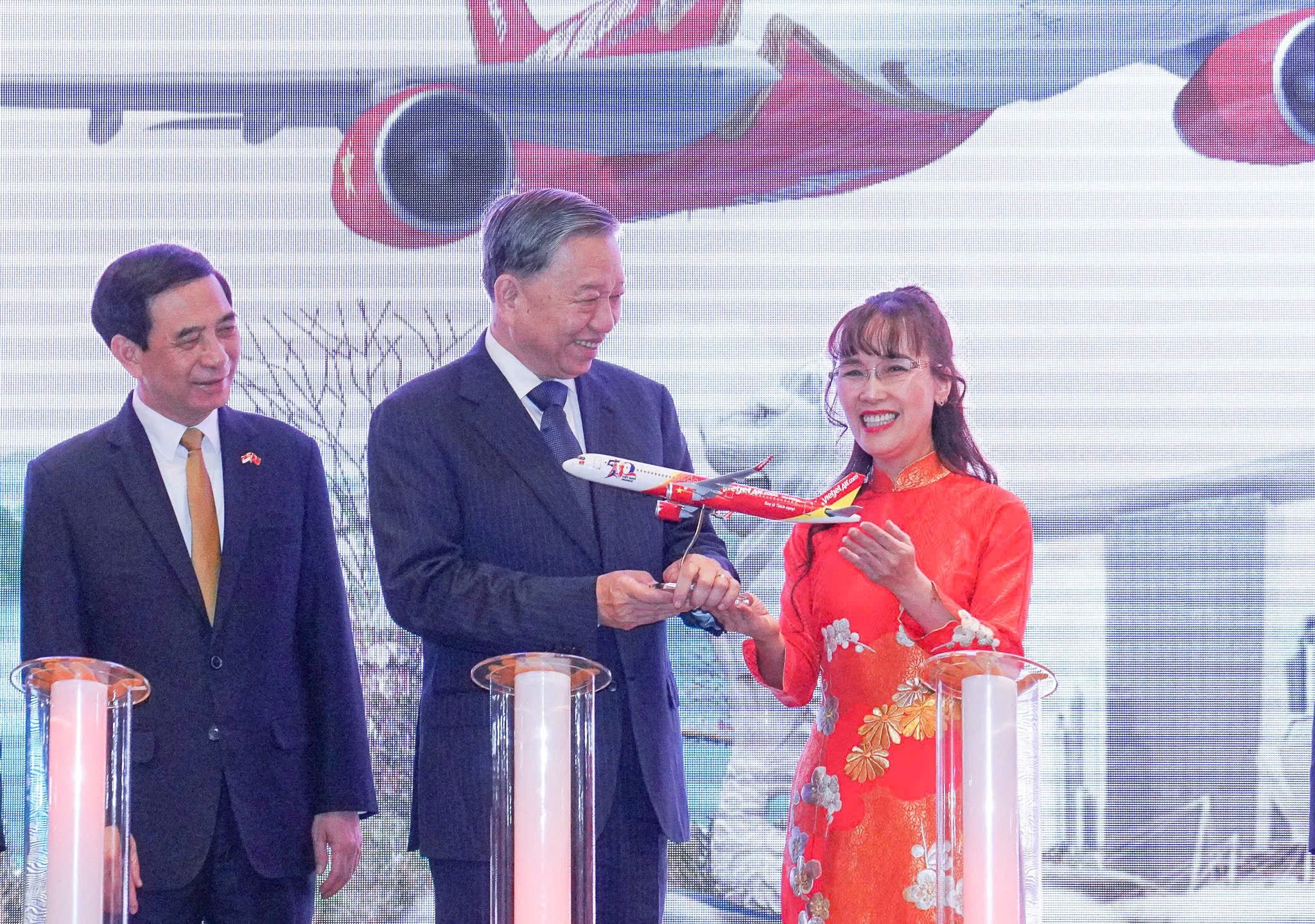 Vietnam’s_General_Secretary_To_Lam_congratulates_Vietjet_on_the