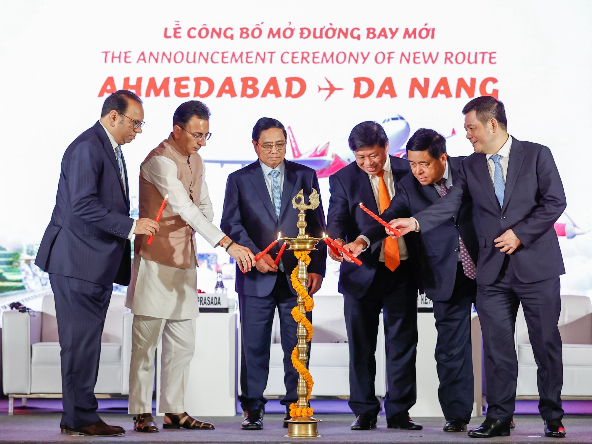 Vietnam's_Prime_Minister_Pham_Minh_Chinh_3rd,_left_along_with_a