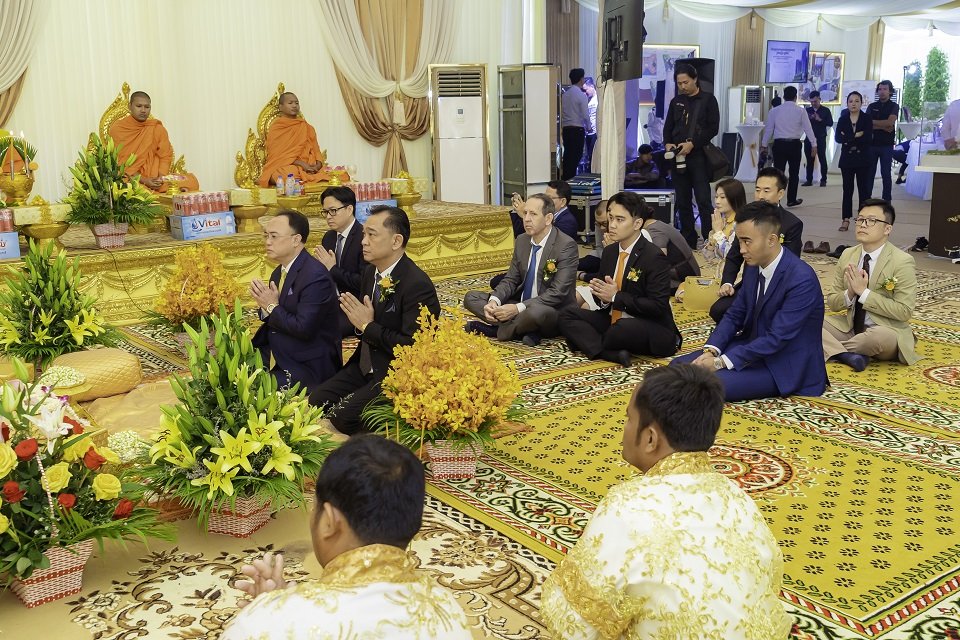 ក្រុមហ៊ុន រ៉ូយ៉ាល់ ហុង ឡៃហួត វ័ន ខម ភេនី លីមីតធីត ប្រារព្ធពិធីបញ្ចប់ការចាក់ប្លង់សេសម្រាប់ខុនដូ រ៉ូយ៉ាល់ គ្រុប ផ្លាទីនឹម