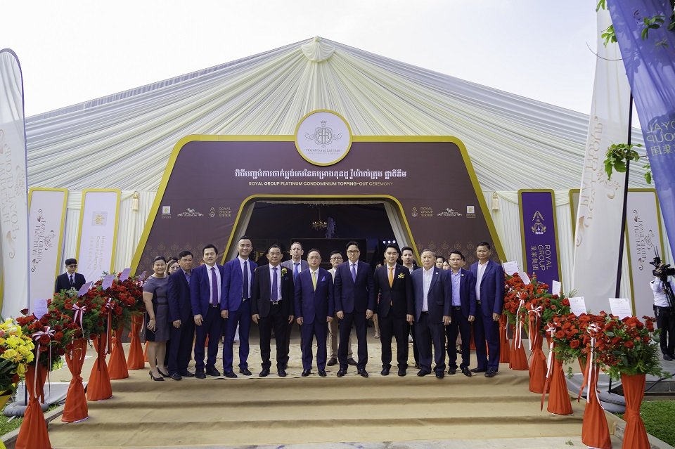 ក្រុមហ៊ុន រ៉ូយ៉ាល់ ហុង ឡៃហួត វ័ន ខម ភេនី លីមីតធីត ប្រារព្ធពិធីបញ្ចប់ការចាក់ប្លង់សេសម្រាប់ខុនដូ រ៉ូយ៉ាល់ គ្រុប ផ្លាទីនឹម