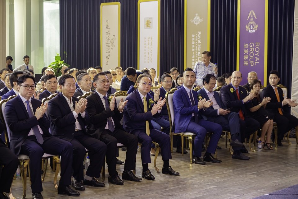 ក្រុមហ៊ុន រ៉ូយ៉ាល់ ហុង ឡៃហួត វ័ន ខម ភេនី លីមីតធីត ប្រារព្ធពិធីបញ្ចប់ការចាក់ប្លង់សេសម្រាប់ខុនដូ រ៉ូយ៉ាល់ គ្រុប ផ្លាទីនឹម