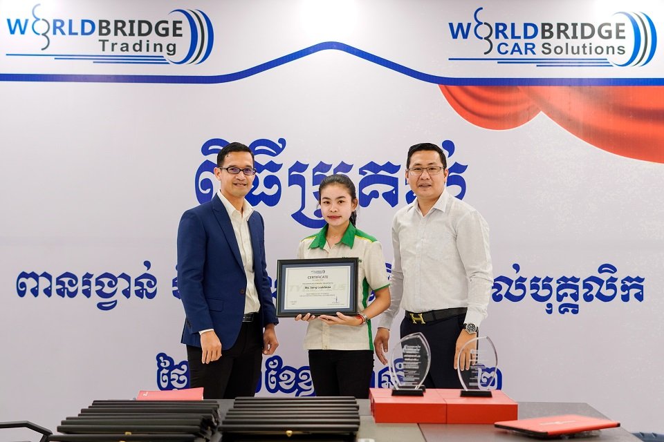 មជ្ឈមណ្ឌលថែទាំរថយន្ត និងសំបកកង់ថាយផ្ល័ស (TYREPLUS) ប្រគល់ពានរង្វាន់និង វិញ្ញាបនបត្របុគ្គលិកឆ្នើម