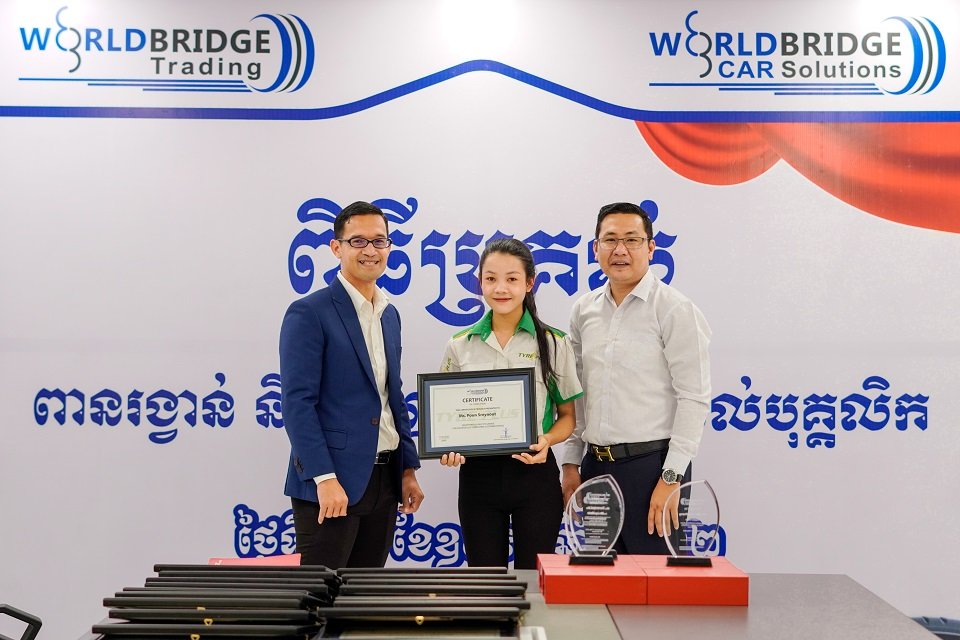 មជ្ឈមណ្ឌលថែទាំរថយន្ត និងសំបកកង់ថាយផ្ល័ស (TYREPLUS) ប្រគល់ពានរង្វាន់និង វិញ្ញាបនបត្របុគ្គលិកឆ្នើម