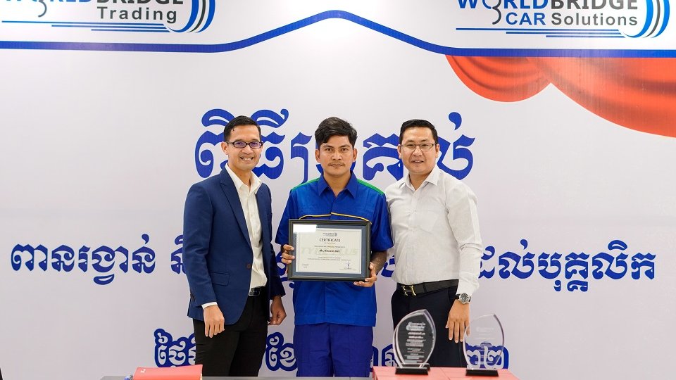 មជ្ឈមណ្ឌលថែទាំរថយន្ត និងសំបកកង់ថាយផ្ល័ស (TYREPLUS) ប្រគល់ពានរង្វាន់និង វិញ្ញាបនបត្របុគ្គលិកឆ្នើម