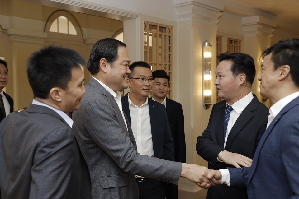 ក្រុមហ៊ុន ZILLENNIUM GROUP ចាប់ដៃជាមួយក្រុមហ៊ុនបច្ចេកវិទ្យាចិនធំមួយ សិក្សាពីកាលានុវត្តភាពក្នុងវិស័យសក្តានុពល និងជំរុញការវិនិយោគនៅកម្ពុជាក្រុមហ៊ុន ZILLENNIUM GROUP ចាប់ដៃជាមួយក្រុមហ៊ុនបច្ចេកវិទ្យាចិនធំមួយ សិក្សាពីកាលានុវត្តភាពក្នុងវិស័យសក្តានុពល និងជំរុញកា