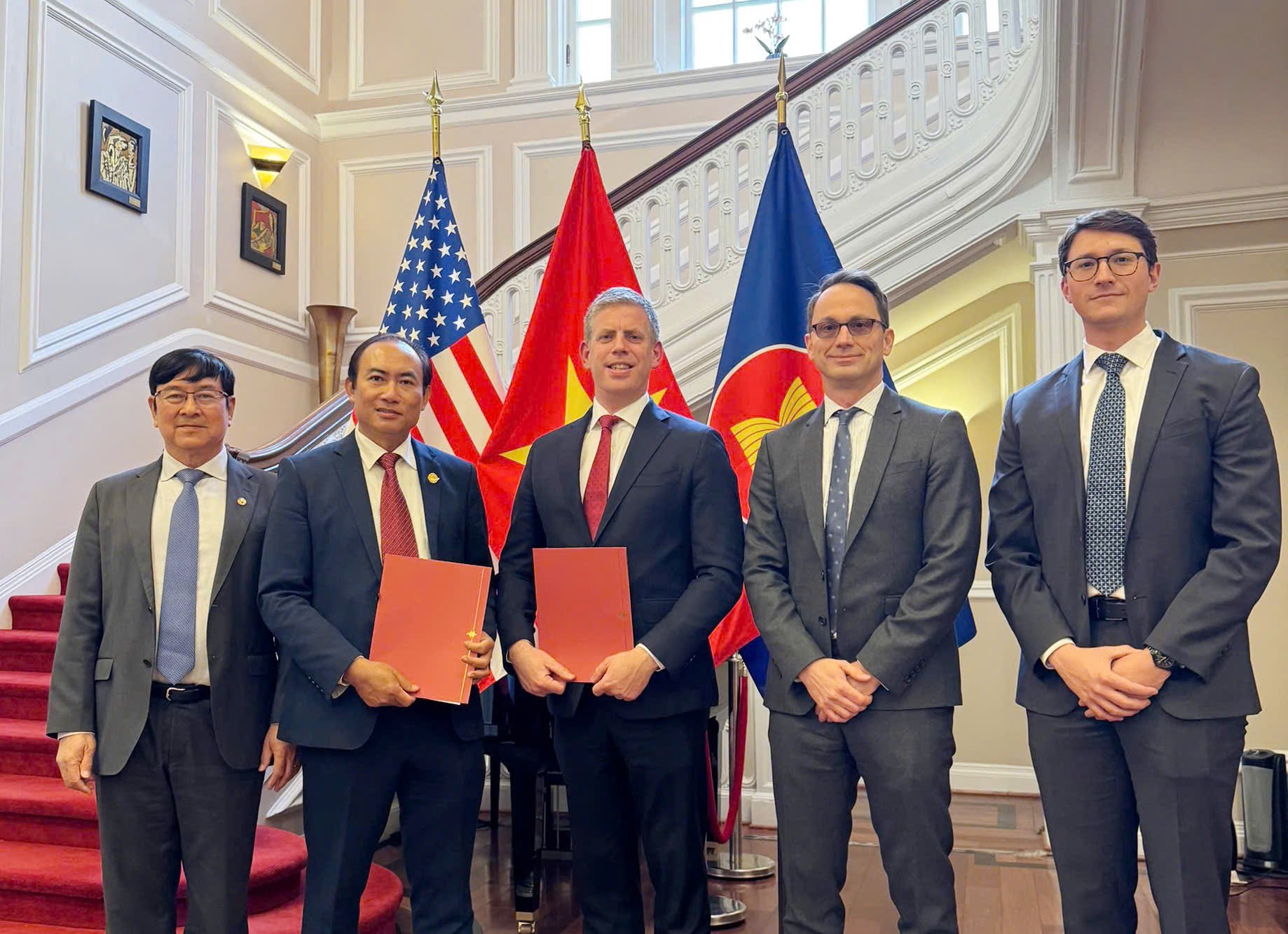 _To_Viet_Thang_left_and_AV_AirFinance_CEO