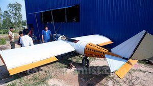 លោក ប៉ែន ឡុង ម្ចាស់​យានដ្ឋាន​ជួសជុល​រថយន្ត​នៅ​ខេត្ត​ព្រៃវែង ដែល​បង្កើត​យន្តហោះ​ផ្អើល​ដល់​សារព័ត៌មាន​ពិភព​លោក។