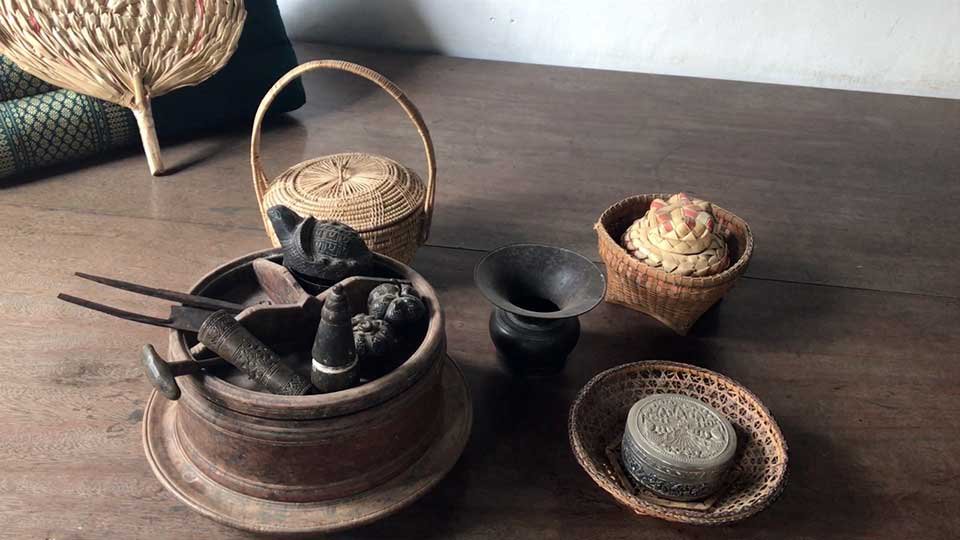 វត្ថុ​ប្រើប្រាស់​ដែល​ខ្មែរ​បុរាណ​ប្រើ​ប្រចាំ​ថ្ងៃ នៅ​បន្សល់​ទុក​លើ​ផ្ទះ​បុរាណ​នៅ​ខេត្ត​បាត់ដំបង។