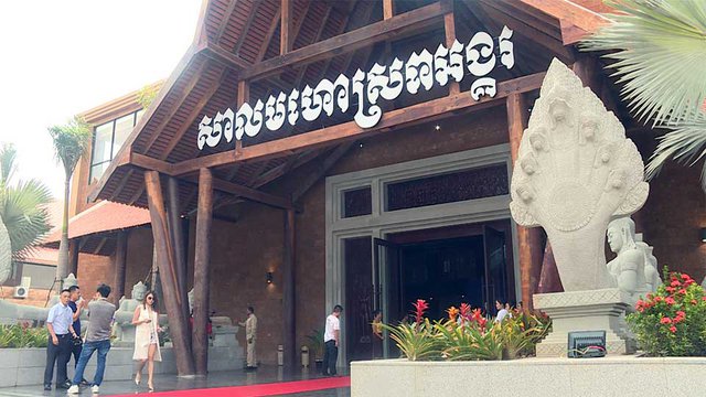 រូបភាព​ពី​ខាង​ក្រៅ​នៃ​មហោស្រព​អាណាចក្រ​អង្គរ ដែល​សង់​ដោយ​ការ​វិនិយោគ​រួម​គ្នា​រវាង​​អ្នក​ឧកញ៉ា ពុង ឃាវសែ និង​វិនិយោគិន​ចិន។