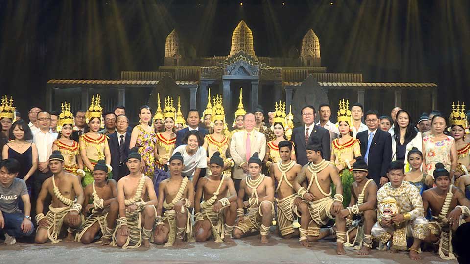 ក្រុម​របាំ​និង​សិល្បករ​ខ្មែរ​ថត​រូប​អនុស្សាវរីយ៍​ជាមួយ​អ្នក​ឧកញ៉ា ពុង ឃាវសែ និង​វិនិយោគិន​ចិន។