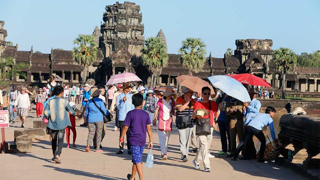 ទិដ្ឋភាពភ្ញៀវទេសចរមកកម្សាន្តនៅប្រាសាទអង្គរវត្ត   រូបភាព៖ ហេង ភារម្យ