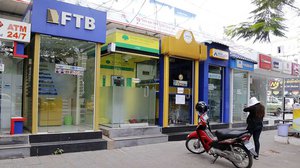 ទូ​ ATM នៅ​តាម​ទីសាធារណៈ លើដង​វិថី​ព្រះនរោត្តម ក្បែរ​វិមានឯករាជ្យ។ រូបភាព៖ ហេង ភារម្យ