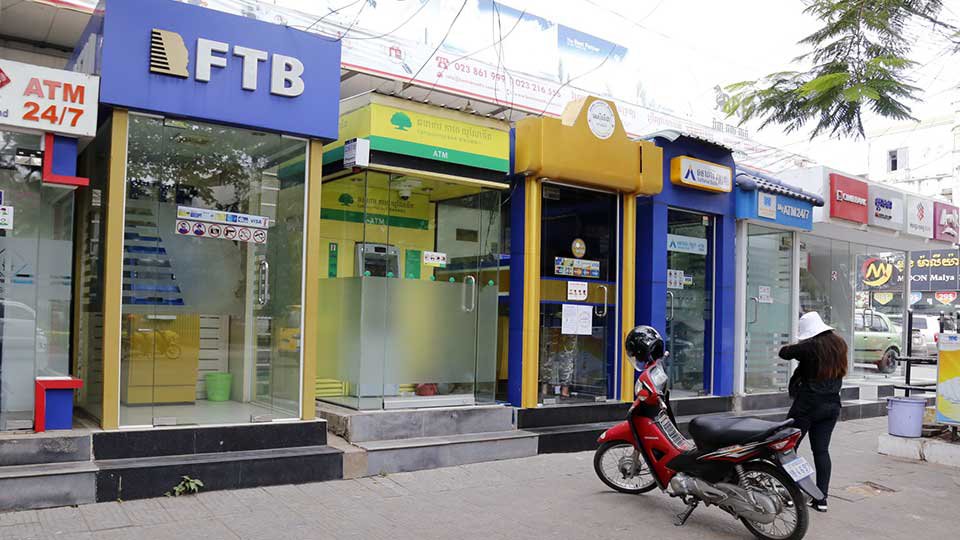 ទូ​ ATM នៅ​តាម​ទីសាធារណៈ លើដង​វិថី​ព្រះនរោត្តម ក្បែរ​វិមានឯករាជ្យ។ រូបភាព៖ ហេង ភារម្យ