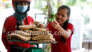 ផ្លិត​ឃ្មុំ​​ក្លាយ​ជា​មុខ​ម្ហូប​ពេញ​និយម​នៅតាម​ហាង​នានា​ក្នុង​ទីក្រុង​ភ្នំពេញ។