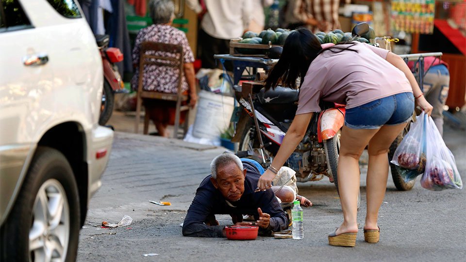 អ្នក​សុំ​ទាន​នៅ​តាម​ផ្លូវ​ក្នុង​ទីក្រុង​ភ្នំពេញ