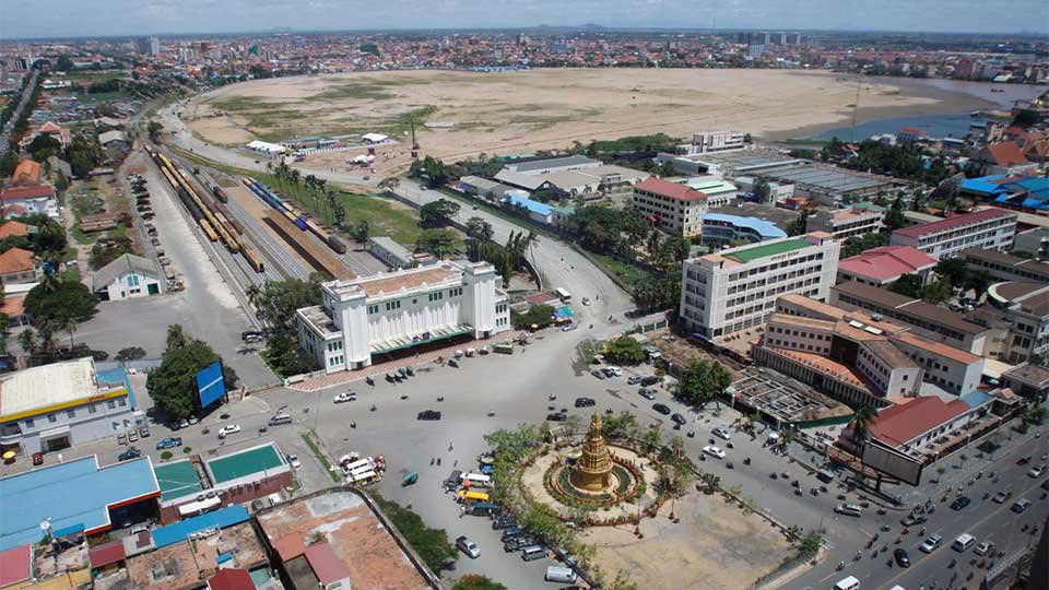 ទិដ្ឋភាព​មួយ​នៃ​ទីក្រុង​ភ្នំពេញ ថតពី​លើ​អគារ​ខ្ពស់។