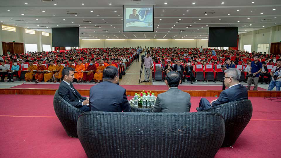 សន្និសីទ​ធុរកិច្ច៖ រៀន​ធ្វើ​ជំនួញ កាលពីឆ្នាំ​២០១៦។