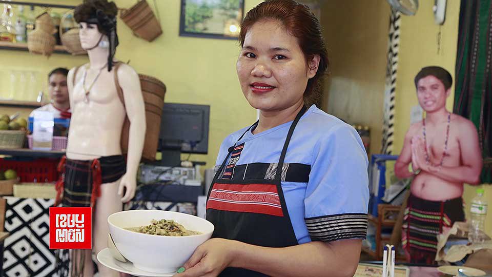 ចុងភៅ​ជនជាតិ​ដើម​ភាគ​តិច​ទំពួន កញ្ញា ម៉ែ ស្រីពិ ធ្វើការ​នៅ​ហាង ផ្ទះបាយ​ជនជាតិ​ដើម​ភាគតិច ភ្នំពេញ។