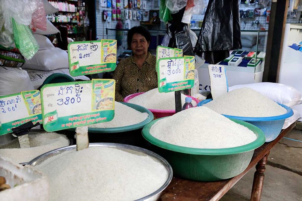 អាជីវករ​លក់​អង្ករ​នៅ​រាជ​ធានី​ភ្នំពេញ។ (រូបភាពឯកសារ)