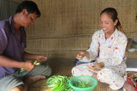 មាន​ពាក្យ​ខ្មែរ​មួយ​ឃ្លា​និយាយ​ថា៖ "ផលិត​ឲ្យ​គ្រប់​ឆ្នាំង​សិន បើ​នៅ​សល់ ចាំ​លក់"។ រូបភាពតំណាង​អង្គការ Oxfam
