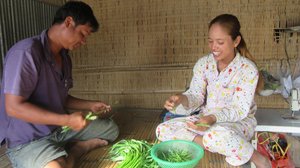 មាន​ពាក្យ​ខ្មែរ​មួយ​ឃ្លា​និយាយ​ថា៖ "ផលិត​ឲ្យ​គ្រប់​ឆ្នាំង​សិន បើ​នៅ​សល់ ចាំ​លក់"។ រូបភាពតំណាង​អង្គការ Oxfam