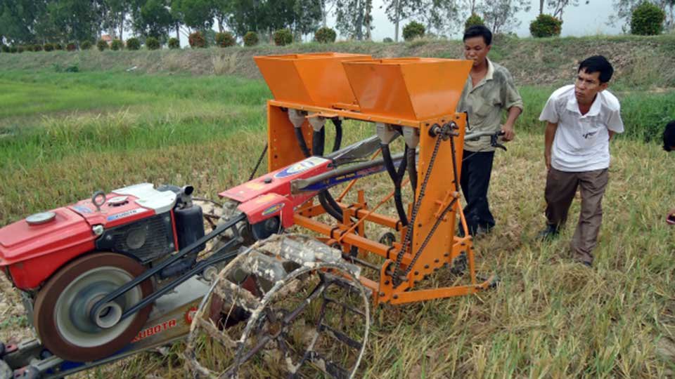 កសិករ​កំពុង​សាកល្បង​ប្រើប្រាស់​ឧបករណ៍កសិកម្ម​ទំនើប​។ ឆ្នាំ​២០១៩នេះ ធនាគារអភិវឌ្ឍន៍​អាស៊ី ព្យាករថា កំណើន​វិស័យ​កសិកម្ម​ថមថយ​ចុះ​ដោយសារ​គ្រោះរាំងស្ងួត។