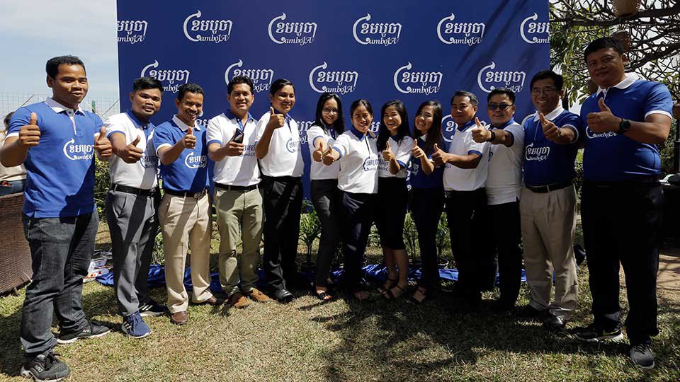 ស្ថាបនិក ខេមបូចា ថតរូបអនុស្សាវរីយ៍​ថ្ងៃ​សម្ពោធ​ ខេមបូចា។
