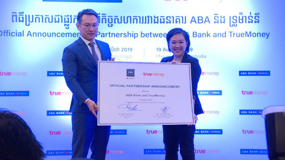 លោក Askhat Azhikhanov នាយកប្រតិបត្តិរបស់ធនាគារ ABA និង លោកស្រី Thi Thom Pham នាយិកាទីផ្សារប្រចាំតំបន់អាស៊ីអាគ្នេយ៍ នៃក្រុមហ៊ុនមេរបស់ TrueMoney