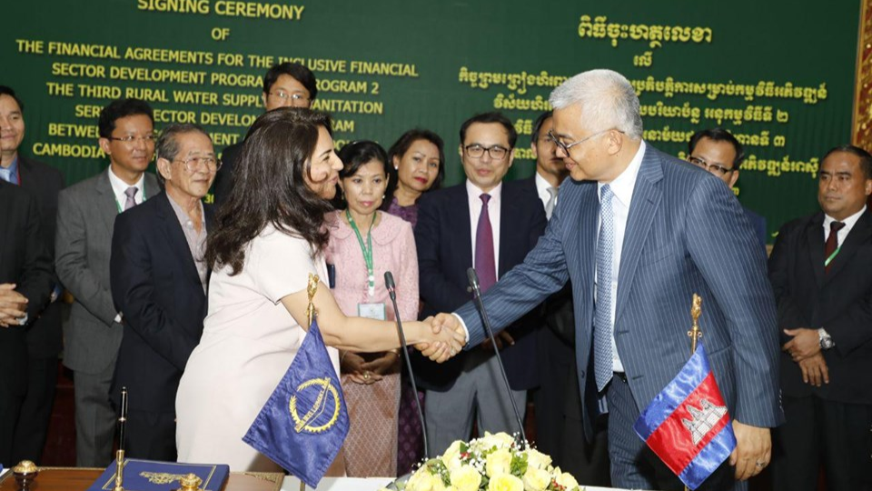 ADB ផ្ដល់ហិរញ្ញប្បទាន ៩០ លានដុល្លារអាមេរិកបន្ថែមទៀត ដល់កម្ពុជា សម្រាប់អភិវឌ្ឍន៍កម្មវិធីសំខាន់ចំនួន ២