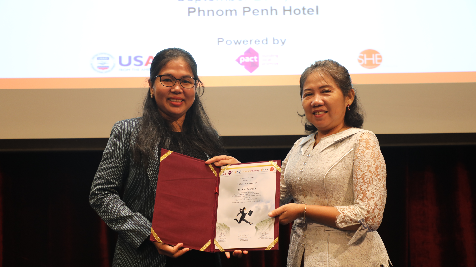 សហគ្រិនស្រី្តកម្ពុជា៥០នាក់ បានទទួលវិញ្ញាបនប័ត្របញ្ចប់វគ្គបណ្តុះបណ្តាលពិសេស ដែលគាំទ្រដោយ USAID