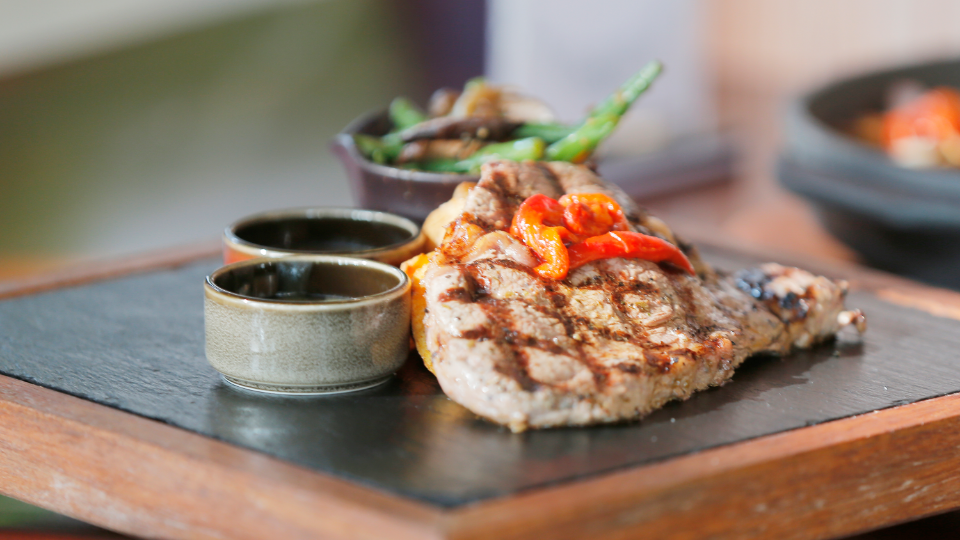 មុខម្ហូប​នៅភោជនីយដ្ឋាន Collin's នៅជាន់ទី ១៣ អគារ The Bridge