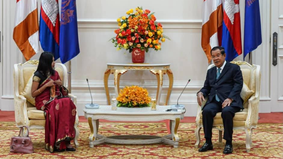 កម្ពុជាស្នើសុំជំនួយវ៉ាក់សាំងកូវីដ-១៩ ពីប្រទេសឥណ្ឌាបន្ថែម ក្រោយប្រកាសទទួលយក១លានដូសពីចិន (រូបភាព៖ ហ្វេសប៊ុក​នាយករដ្ឋមន្ត្រី)