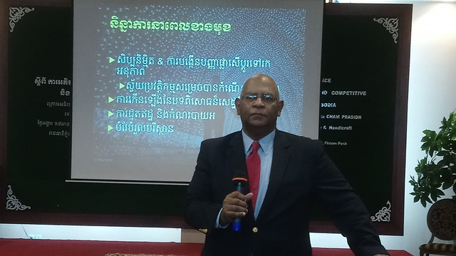 លោក Ralph D. Christy អ្នកជំនាញសិក្សាស្រាវជ្រាវនៃអង្គការផលិតភាពអាស៊ី  (Asia Productivity Organization) និងជាសាស្រ្តាចារ្យ សកលវិទ្យាល័យ Cornell University(USA)