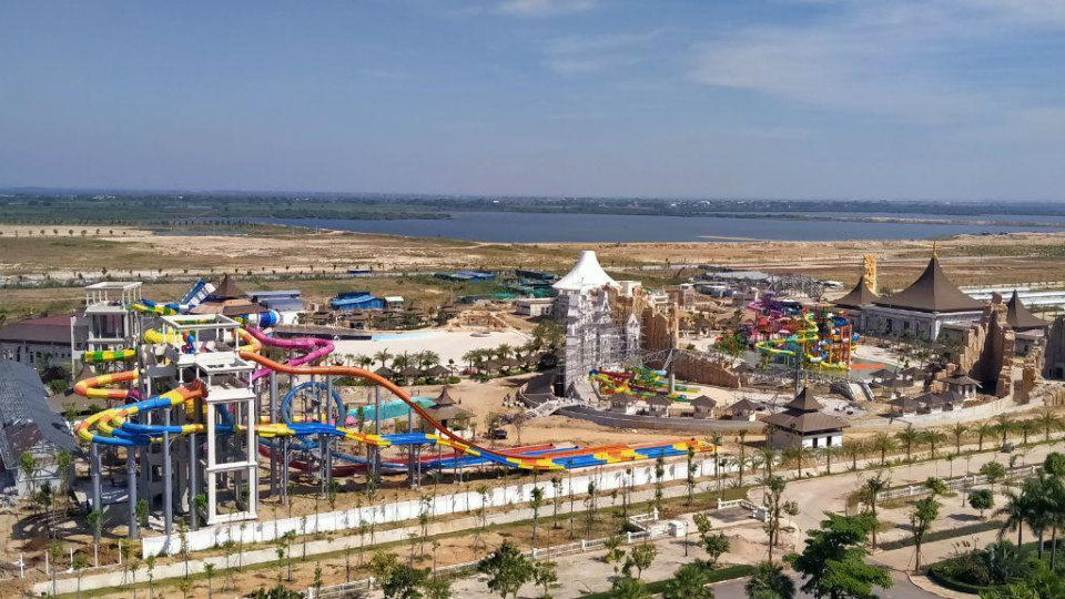 សួនទឹកកម្សាន្តធំជាងគេបង្អស់មិនធ្លាប់មាននៅកម្ពុជា នឹងបើកជាផ្លូវការនៅដើមខែមេសា ឆ្នាំ២០២០ (រូបភាព៖ ខេមបូណូមីស)