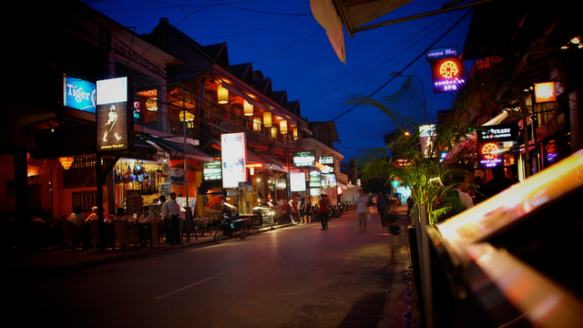 ហាង​នៅផាប់ស្ត្រីត ក្នុងខេត្តសៀមរាប នាពេលរាត្រី (រូបភាព៖ Wikipedia)
