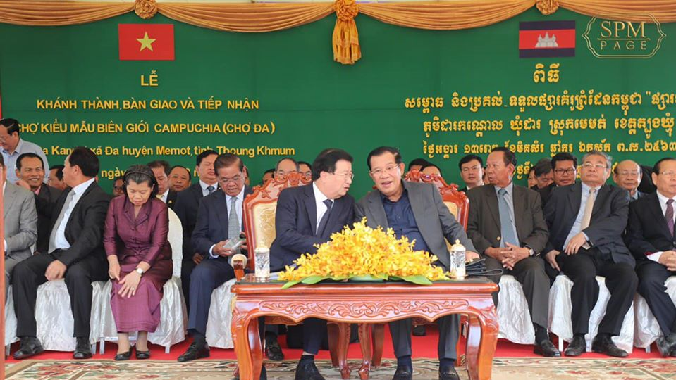 សម្ដេច ហ៊ុន សែន នាយករដ្ឋមន្ត្រីនៃកម្ពុជា (រូបកណ្ដាល ខាងស្ដាំ) និងលោក Trinh Dinh Dung ឧបនាយករដ្ឋមន្ត្រីវៀតណាម (រូបកណ្ដាខាងឆ្វេង) [រូបភាព៖ ហ្វេសប៊ុក​នាយករដ្ឋមន្ត្រីកម្ពុជា]