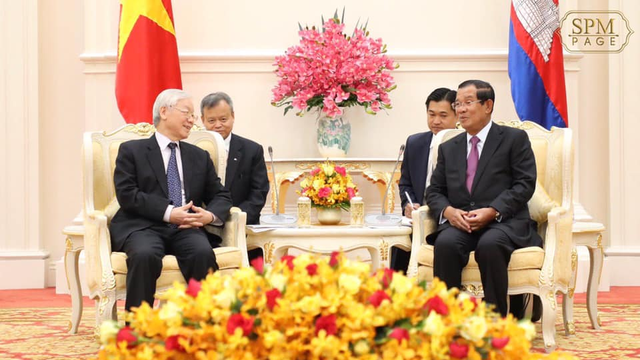 ជំនួបរវាង សម្ដេចតេជោ ហ៊ុន សែន និងលោក លោក ង្វៀន ហ្វ៊ូជុង អគ្គលេខាធិការនៃគណៈកម្មាធិការមជ្ឈឹមបក្សកុំម្មុយនីស្ត និងជាប្រធានរដ្ឋនៃសាធារណរដ្ឋសង្គមនិយមវៀតណាម (រូបភាពពី ហ្វេសប៊ុក​ផេក សម្ដេច ហ៊ុន សែន)