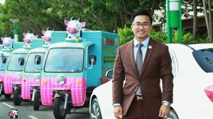 លោក​ឧកញ៉ា​ក្មេង ចិត្រ សិរីសុភ័ក្ត្រ ​ម្ចាស់​ក្រុមហ៊ុន Luxury Smile & MONSNE កាហ្វេ។