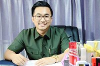 លោក​ឧកញ៉ា ចិត្រ សិរីសុភ័ក្រ្ត ស្ថានិក​ក្រុមហ៊ុន Luxury Smile & MONSNE កាហ្វេ។