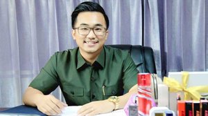 លោក​ឧកញ៉ា ចិត្រ សិរីសុភ័ក្រ្ត ស្ថានិក​ក្រុមហ៊ុន Luxury Smile & MONSNE កាហ្វេ។