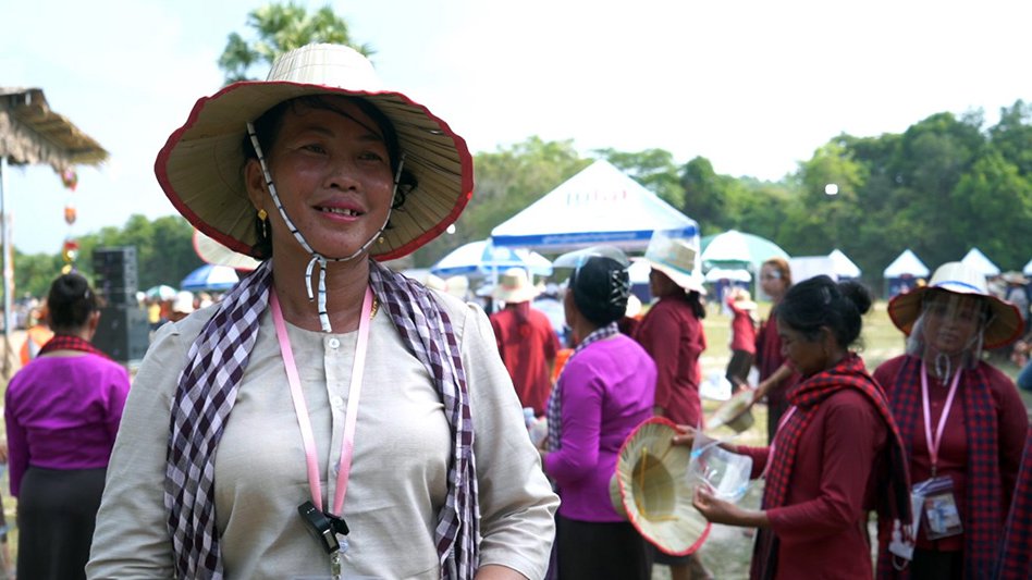 អ្នកស្រី ឆៃឡាក់ ពលរដ្ឋ​មកពីភូមិកណ្ដាល ស្រុកកំពង់លែង ចូលរួមលេងកម្សាន្តក្នុងពិធីសង្ក្រាន្តភ្នំទូកមាស ថ្ងៃទី១៤ មេសា ២០២២។