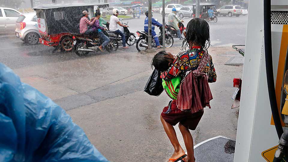 កុមារដើរ​សុំ​លុយ​តាម​ដង​ផ្លូវ​មួយ​ នៅ​ក្នុង​រាជ​ធានី​ភ្នំពេញ។ រូបភាព៖ ហេង ភារម្យ
