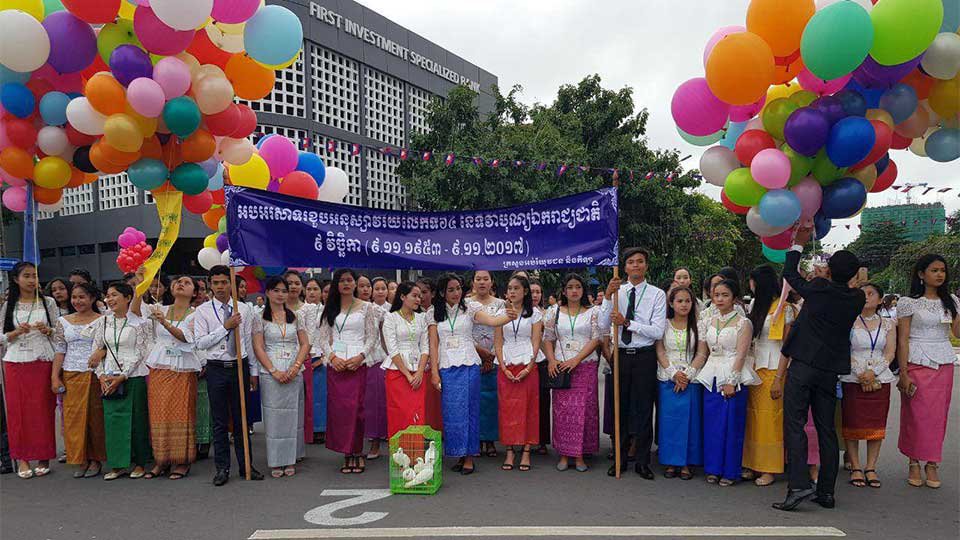 មន្ត្រី​រាជការ​ចូលរួមប្រារព្ធ​ទិវា​ឯករាជ្យ​ជាតិ ៩ វិច្ឆិកា នៅ​វិមានឯករាជ្យ រាជធានី​ភ្នំពេញ។