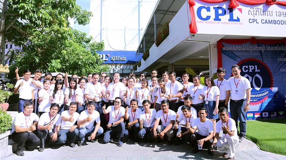 បុគ្គលិក​និង​ថ្នាក់​ដឹកនាំ​ CPL ថត​រូប​ជុំ​គ្នា​​នា​ឱកាស​ខួប ២០ឆ្នាំ។