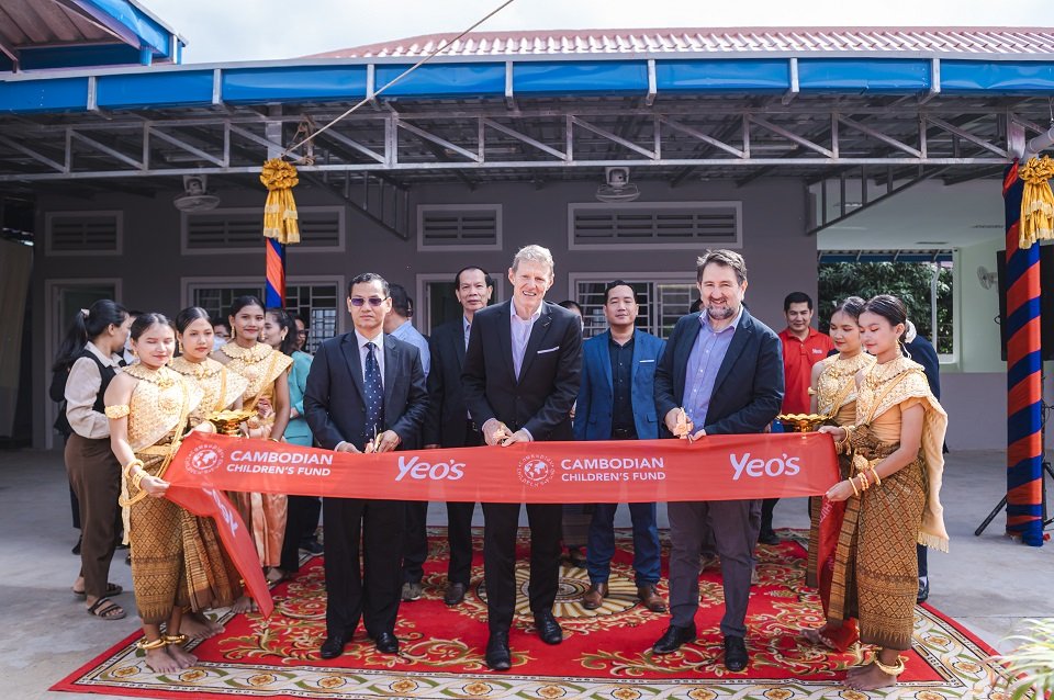 ពីខាងឆ្វេង លោក ឈួន ប៊ុនឈឿន, ប្រធានផ្នែករដ្ឋបាល និងហិរញ្ញវត្ថុ នៃគណកម្មាធិការជាតិគាំពារ និងអភិវឌ្ឍកុមារតូច និង ជាអនុប្រធាននាយកដ្ឋានអប់រំកុមារតូច; លោក Scott Neeson ស្ថាបនិក និងនាយកប្រតិបត្តិនៃអង្គការមូលនិធិកុមារកម្ពុជា និង លោក Ozgur Simsek អគ្គនាយកក្រុមហ៊ុន