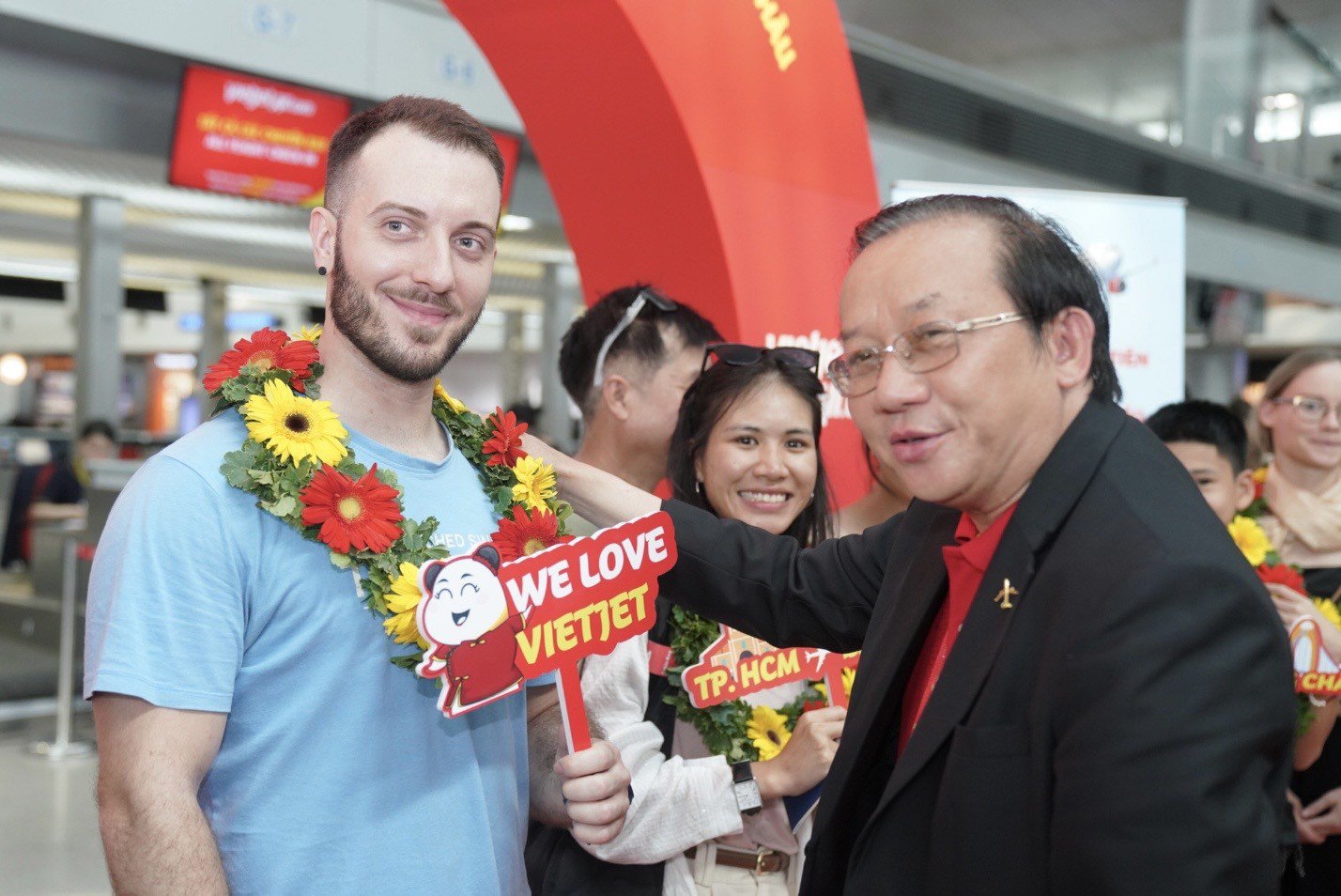 debut_flight_from_Ho_Chi_Minh_City_to_Beijing