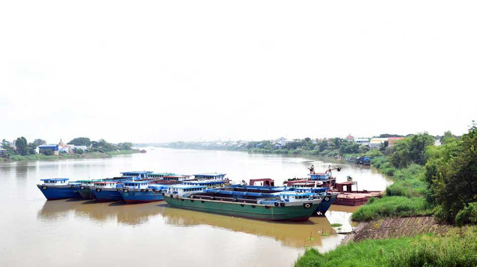 ទូក​បូមខ្សាច់​ដែលគេឃើញ​ចត នៅដង​ទន្លេ ស្ថិត​ក្នុង​ភូមិ​កោះគរ ឃុំ​រកាខ្ពស់ ស្រុក​ស្អាង ខេត្ត​កណ្តាល។ រូបភាព៖ ខេមបូចា